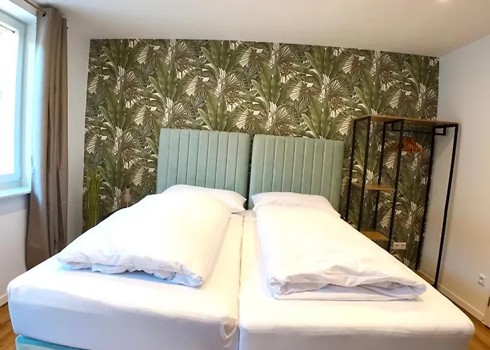 Unique Jungle Leaf *